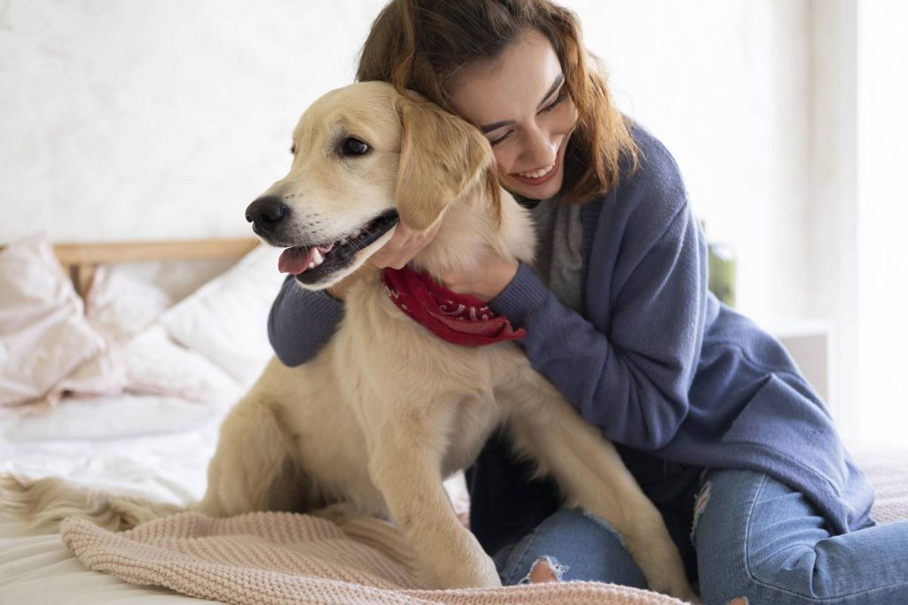 Mulher abraçando seu cachorro
